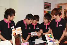 レジ内で会話するフットボール岩尾（左から2番目）とSissy。