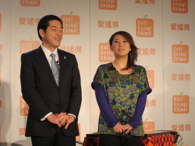 「えひめカフェプロジェクト」オープニングイベントに登場した、伊予観光大使の友近と中村時広愛媛県知事。