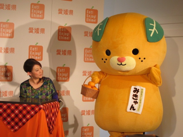 愛媛の新キャラ・みきゃんがみかん・甘平を持って登場。