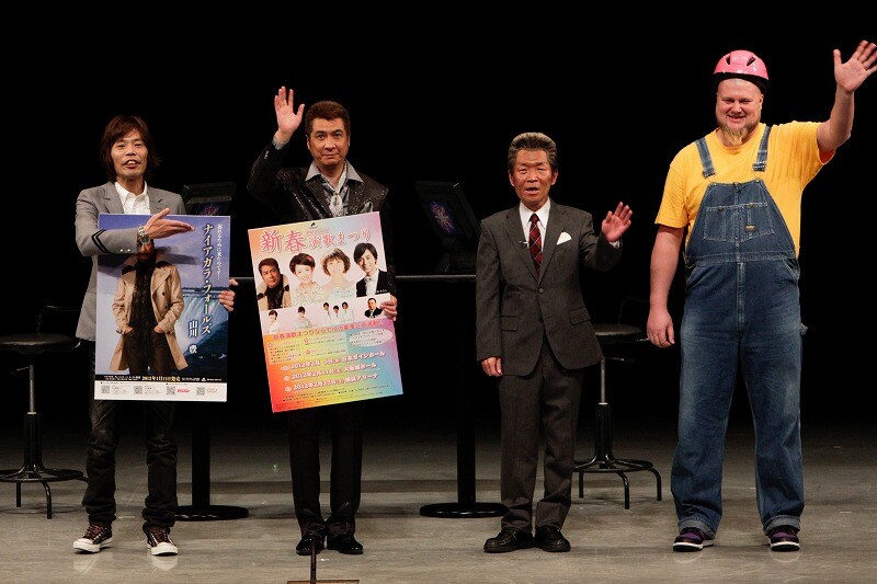 なんばグランド花月にてイベントライブ「ティーアップスペシャルステージ クイズ＄マエダネア」を開催したティーアップとゲストの山川豊、出演者のリー5世。(c)吉本興業