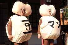 “豆マン”に扮したサンドウィッチマン。伊達（左）は「豆まきに来てください、と聞いて来たら、この衣装が用意してあった。ドッキリのようなもの。寒いです」と訴えた。