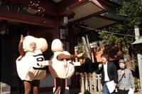 豆まきの様子。北海道や東北、信越地方では節分に落花生をまく風習があり、このイベントでも2人は大豆と落花生をまいた。