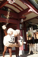 豆まきをするサンドウィッチマン。