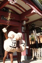 豆まきをするサンドウィッチマン。