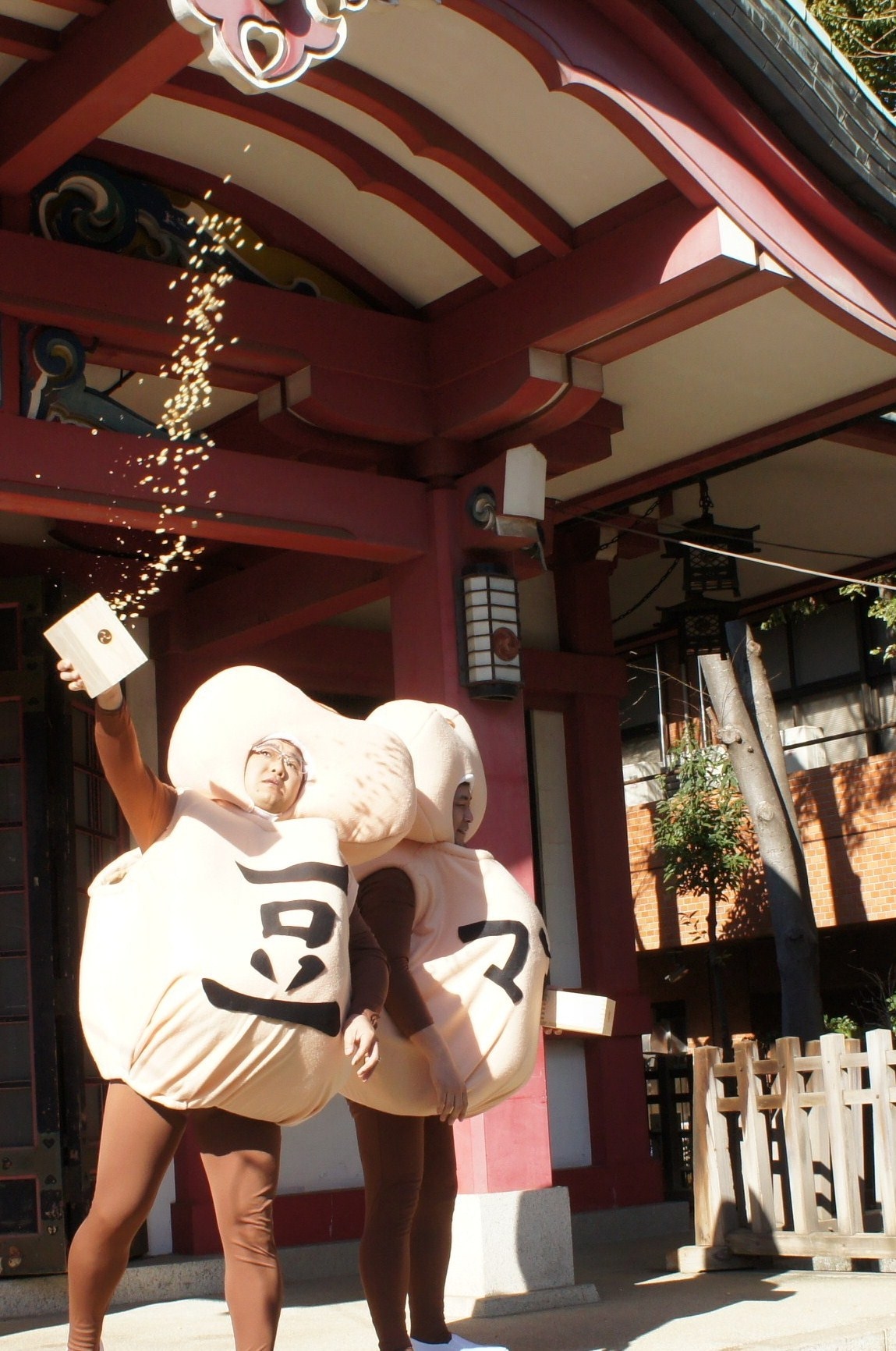 豆まきをするサンドウィッチマン。