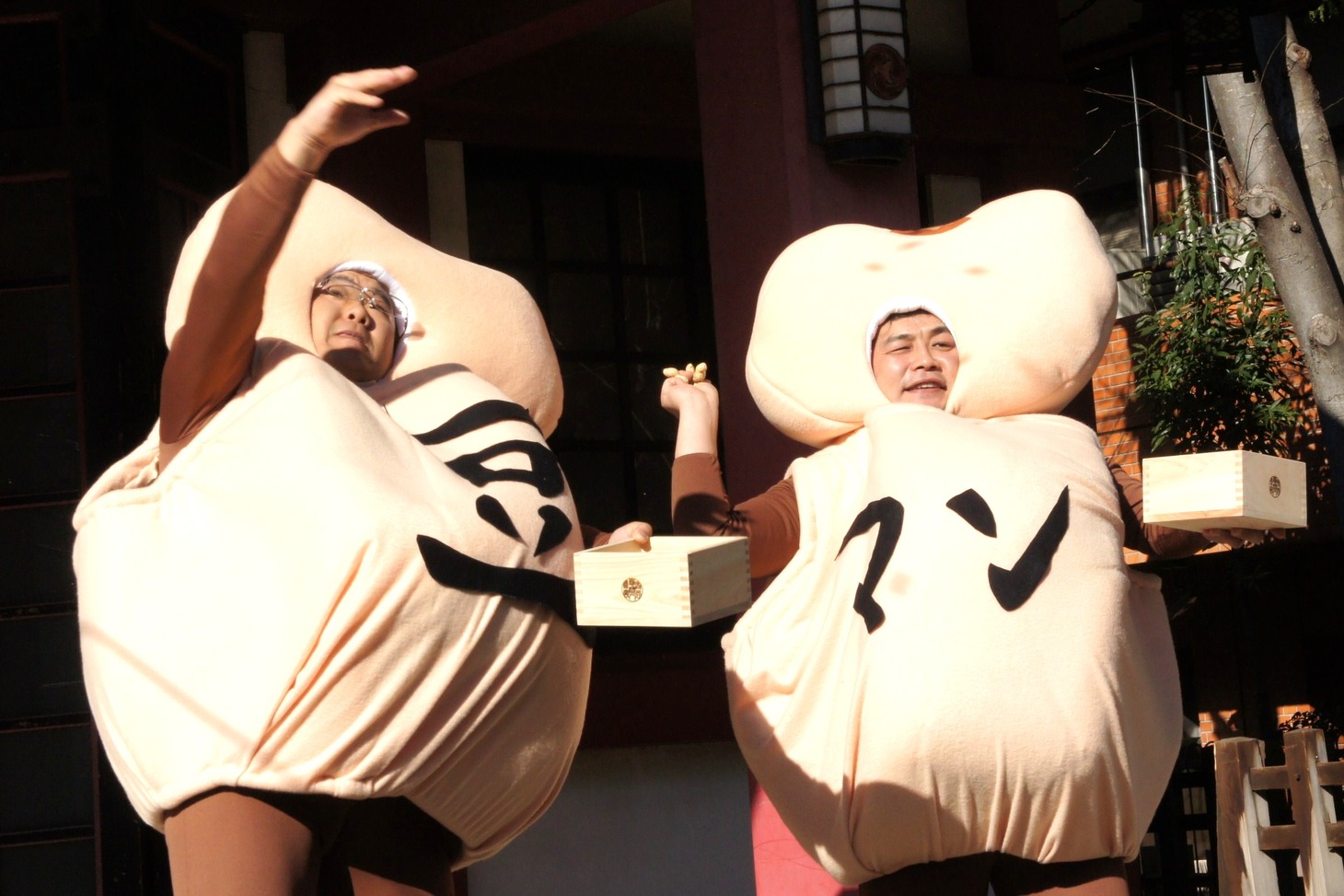 豆まきをするサンドウィッチマン。