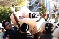 サプライズ的に胴上げをされてしまうサンドウィッチマン伊達。