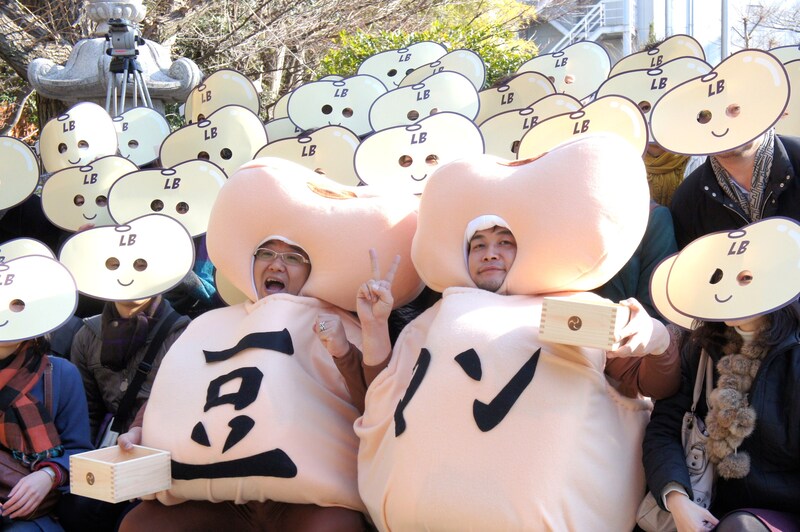 「2月3日＜節分＞サンドウィッチマン改め豆マン!?で豆まき！」イベントに1日限りの“豆マン”として登場したサンドウィッチマン（手前中央）と、豆のお面をかぶったファン「リトル・ビーンズ（LB）」たち。