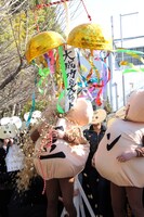 くす玉から落下した落花生や大豆など、約4kgの豆を頭上から一気に浴びる伊達。