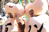 大豆や落花生を頭上から浴びて、メガネに豆を詰まらせる伊達（左）と、それを笑う富澤（右）。