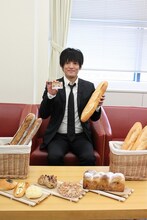 関西テレビの「モモコのOH！ソレ！み～よ！」と「よ～いドン！」でパンシェルジュとしての初仕事を行ったザ・プラン9のヤナギブソン。(c)KTV