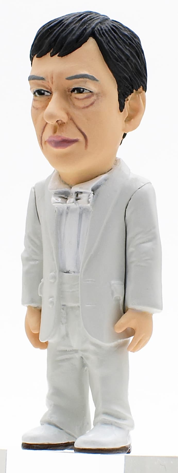 板尾創路ストラップ発売、白タキシードや巡査など七変化 - お笑いナタリー