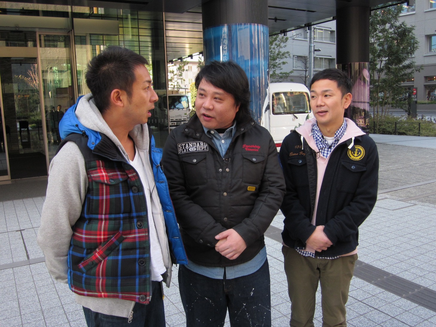 映画の宣伝スタッフを前説で盛り上げるため、角川書店を訪れる我が家。(c)テレビ朝日