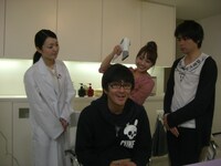 エイジングケアの専門企業・アンファーを訪れ、主力商品「スカルプD」に関わる社員に向けて前説を行う平成ノブシコブシト鈴木あきえ。(c)テレビ朝日