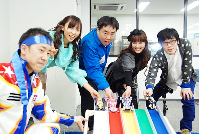「アニメのキカク」で放送される「ミニ四駆で遊ぼう☆キカク」の出演者一同。(c)ひかりTV