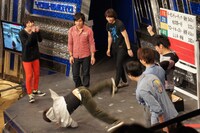 リーダーを決めるファン投票で1位となり、ブレイクダンスで喜びを表現するチーモン菊地。