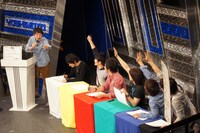 佐久間の出題した「デビューネタのコントのタイトルは？」というお題に、勢いよく手を挙げる回答者たち。