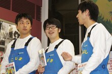 児嶋（左端）は、中国でアンジャッシュのネタがパクられた“事件”に言及。「ビックリしています。怒っているとかじゃなく、ウチらのネタが中国でも通用するんだ、と自信になった」と朗らかに語った。