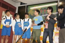 鬼ヶ島・おおかわら（右から2人目）が「事務所の先輩として（アンジャッシュ）渡部さんや（アンタッチャブル）山崎さんが来てくれたら、もっとおいしくしてもらえたのに」と話すと、高橋（左から3人目）が「せめて俺らの相方の名前言ってよ！」、鈴木も「塚っちゃん（塚地）がかわいそうだよ」と嘆いていた。