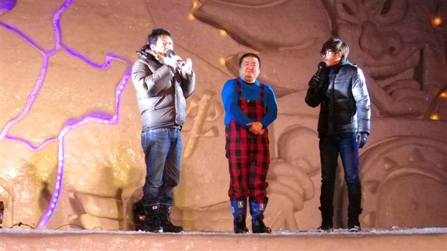 北東北最大級の雪祭り「十和田湖冬物語」のお笑いステージ。(c)吉本興業