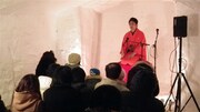 北東北最大級の雪祭り「十和田湖冬物語」のお笑いステージ。(c)吉本興業
