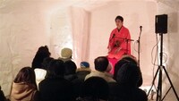 北東北最大級の雪祭り「十和田湖冬物語」のお笑いステージ。(c)吉本興業