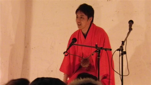 北東北最大級の雪祭り「十和田湖冬物語」のお笑いステージ。(c)吉本興業