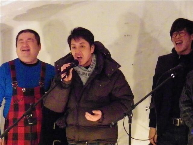 北東北最大級の雪祭り「十和田湖冬物語」のお笑いステージ。(c)吉本興業