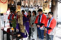 大阪・千日前の水掛不動尊 法善寺にて行われた、吉本興業の創業100周年プロジェクト芝居「吉本百年物語」4月公演「大将と御寮ンさん・二人の夢」の成功祈願。(c)吉本興業