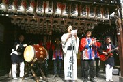 大阪・千日前の水掛不動尊 法善寺にて行われた、吉本興業の創業100周年プロジェクト芝居「吉本百年物語」4月公演「大将と御寮ンさん・二人の夢」の成功祈願。(c)吉本興業