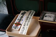 大阪・千日前の水掛不動尊 法善寺にて行われた、吉本興業の創業100周年プロジェクト芝居「吉本百年物語」4月公演「大将と御寮ンさん・二人の夢」の成功祈願。(c)吉本興業