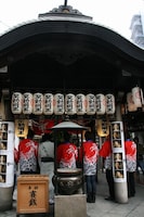 大阪・千日前の水掛不動尊 法善寺にて行われた、吉本興業の創業100周年プロジェクト芝居「吉本百年物語」4月公演「大将と御寮ンさん・二人の夢」の成功祈願。(c)吉本興業