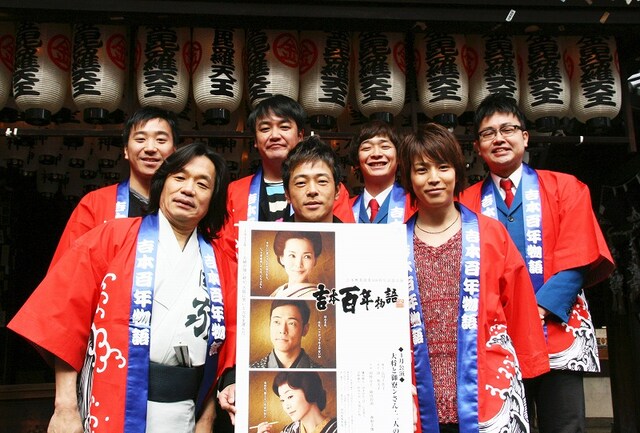 大阪・千日前の水掛不動尊 法善寺にて行われた、吉本興業の創業100周年プロジェクト芝居「吉本百年物語」4月公演「大将と御寮ンさん・二人の夢」の成功祈願。(c)吉本興業