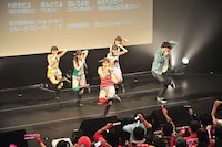 第6戦「ももクロ VS. コメディ」に登場したバナナマン。日村はももいろクローバーZと「H伝説～終わりなき顔面革命～」で共演。