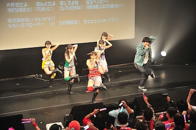 第6戦「ももクロ VS. コメディ」に登場したバナナマン。日村はももいろクローバーZと「H伝説～終わりなき顔面革命～」で共演。