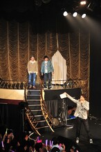 「面白く降りてきてもらいましょう」といきなり古坂からムチャぶりされるバナナマン。