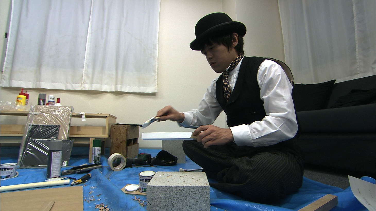 カチンコ制作に勤しむバカリズム。
