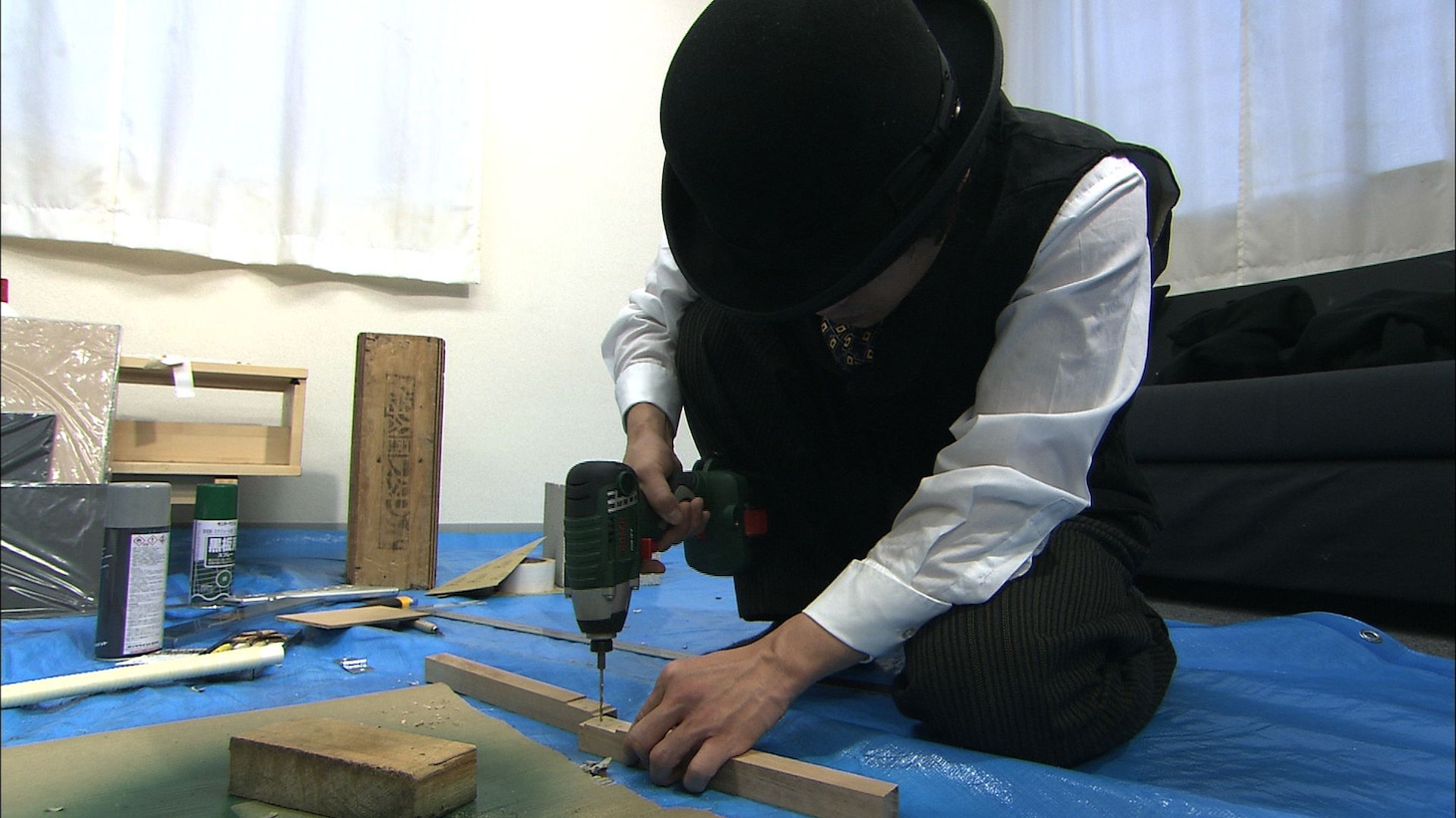 カチンコ制作に勤しむバカリズム。