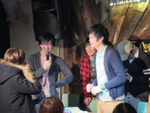 DVDの購入者に「若いね！」をプレゼントするザンゼンジ武田。