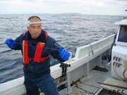 長崎・平戸沖でクエの一本釣りに挑戦するクールポコ。小野まじめ。(c)RCC