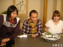 片岡鶴太郎と中山エミリに漁のプレゼンするアンガールズ山根。(c)RCC