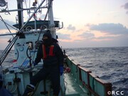 高知・足摺岬沖のサメ漁に向かうアンガールズ田中。(c)RCC