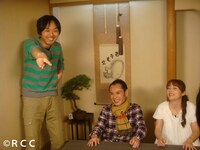 鶴太郎（中央）と中山エミリ（右）に漁のプレゼンをするアンガールズ田中（左）。(c)RCC