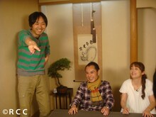 鶴太郎（中央）と中山エミリ（右）に漁のプレゼンをするアンガールズ田中（左）。(c)RCC