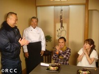 （左から）ゴルゴ松本、道場六三郎、片岡鶴太郎、中山エミリ。(c)RCC