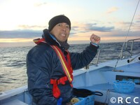 千葉・勝浦沖でカジキの突きん棒漁に向かうTIMゴルゴ松本。(c)RCC