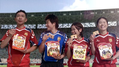 「サッポロ一番」（サンヨー食品）の新CMで共演する（左から）とんねるず木梨憲武と「なでしこJAPAN」の海堀あゆみ、川澄奈穂美、澤穂希3選手。