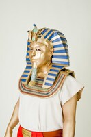 ツタンカーメンに変身したタカ。メイク完了までに2時間強の時間を要した。