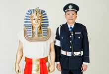 「ツタンカーメン展」のスペシャルサポーターに就任したタカアンドトシ。タカ（左）が特殊メイクでツタンカーメンに変身している。