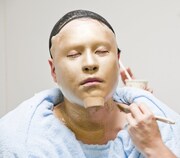 首まで念入りに色を塗るタカ。